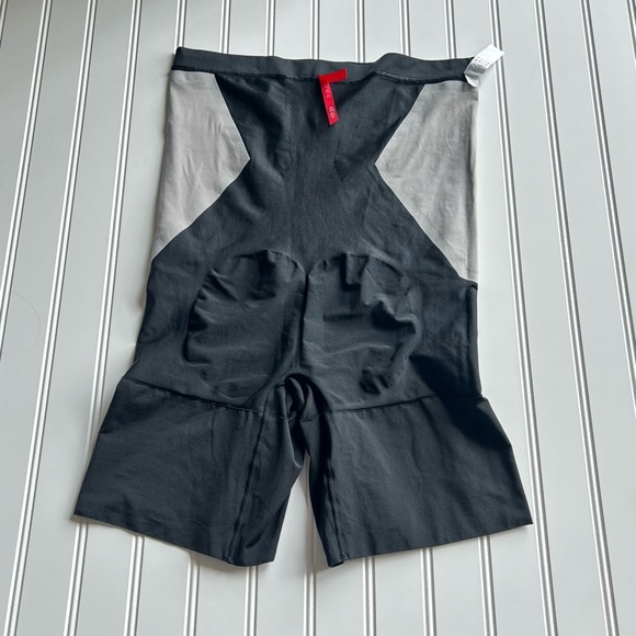Spanx Oncore Sculpting Highwaisted Mid-Thigh Short Black Size 1X - Picture 7 of 11